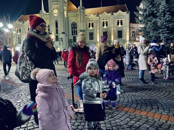 У Мукачеві сьогодні ввечері засяяли вогні головної ялинки міста – 03
