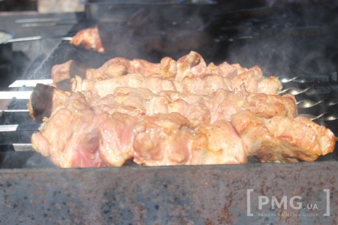 У Мукачеві розпочався фестиваль "Огинь і мнясо": асортимент та ціни – 03