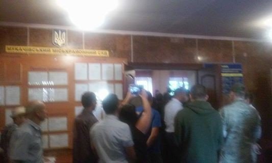 Під Мукачівський міськрайонний суд викликали швидку: у сутичці із правоохоронцями постраждав боєць-активіст – 02