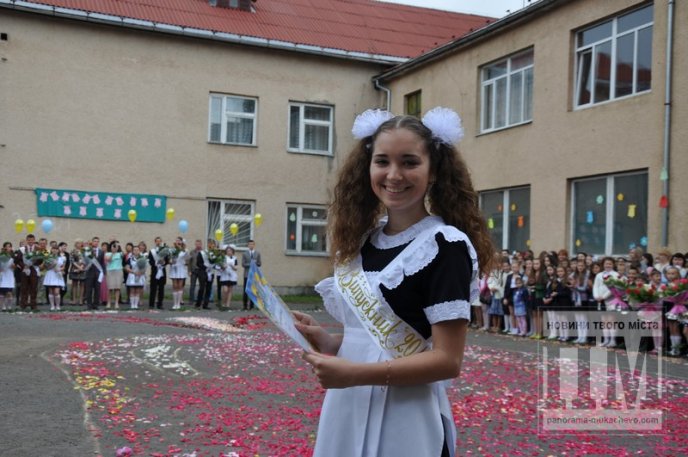 Свято "Останнього дзвоника" зібрало у Мукачівській ЗОШ №7 багато гостей (ФОТОРЕПОРТАЖ) – 22