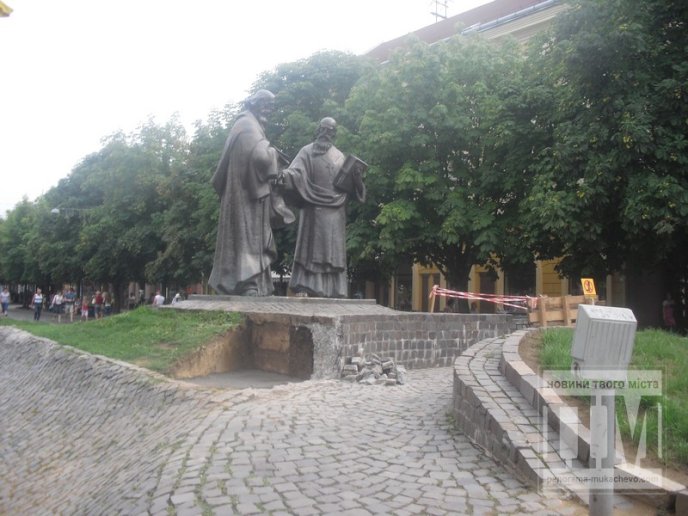 Зручність для туристів: до пам’ятника Кирилу та Мефодію у Мукачеві споруджують сходи (ФОТО) – 01