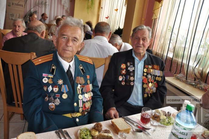 Мер Мукачева випив з ветеранами "фронтові" 100 грам (ФОТО) – 06