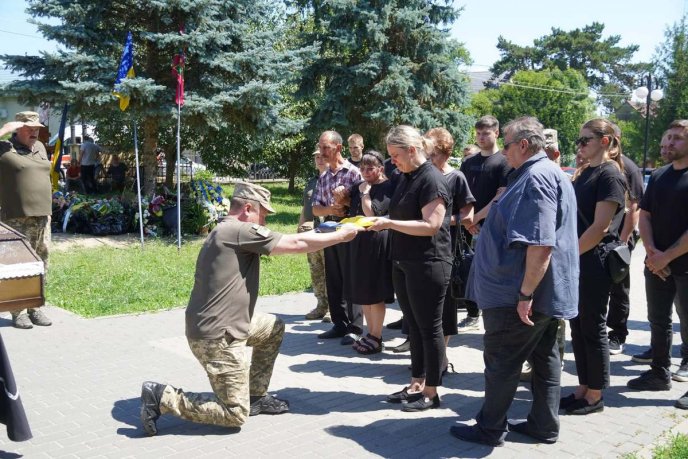 В Ужгороді попрощалися з головним сержантом Василем Шкобою, який загинув на Сумщині – 02 В Ужгороді попрощалися з головним сержантом Василем Шкобою, який загинув на Сумщині – 02