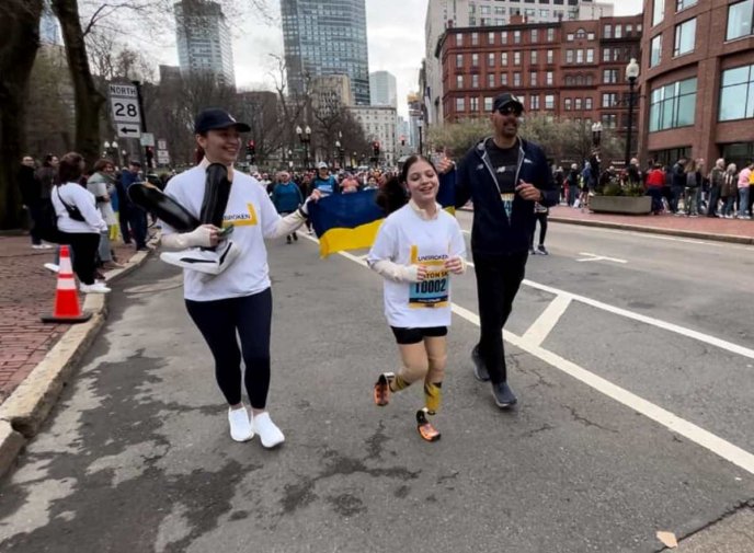 «Наша гордість»: 12-річна українка пробігла Бостонський марафон на протезах – 02
