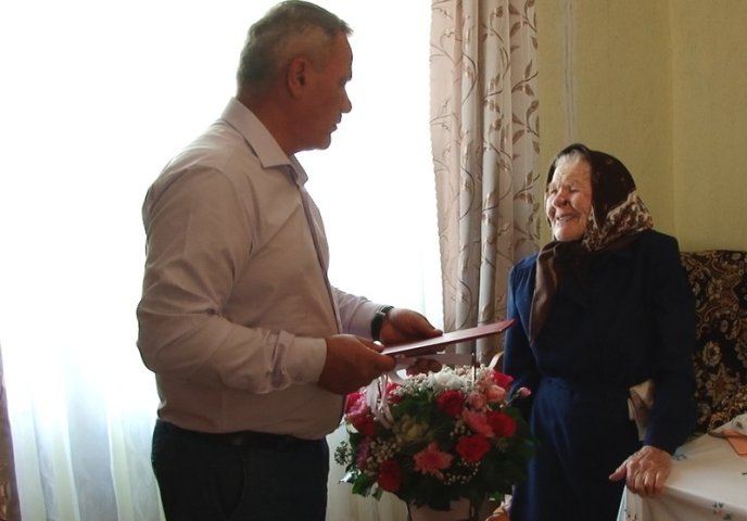 На Мукачівщині привітали жінку, якій виповнилося 100 років – 06