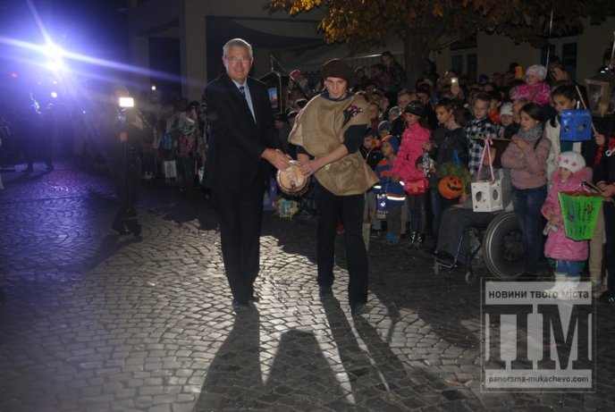 У Мукачеві відзначили День святого Мартина яскравим вогняним шоу (ФОТОРЕПОРТАЖ) – 16