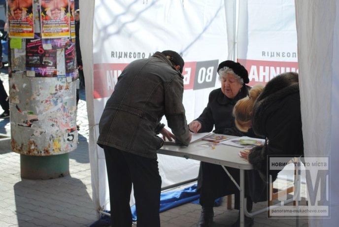 Мукачівці звернулись з вимогою до Януковича звільнити політв’язнів та привітали Тимошенко з 8 Березням (ФОТО) – 06