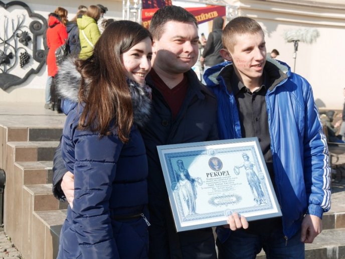 В Ужгороді зафіксували новий рекорд із наймасовіших обіймів в Україні – 19