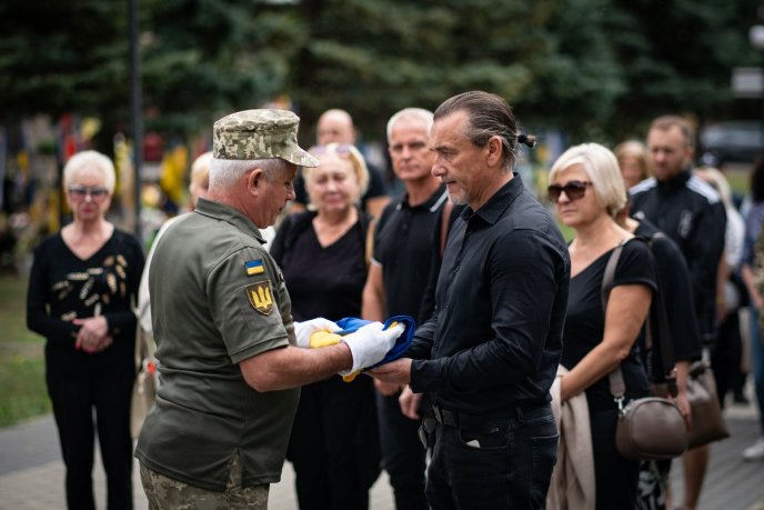 Ужгород попрощався із 31-річним Героєм, який загинув минулого року – 06 Ужгород попрощався із 31-річним Героєм, який загинув минулого року – 06
