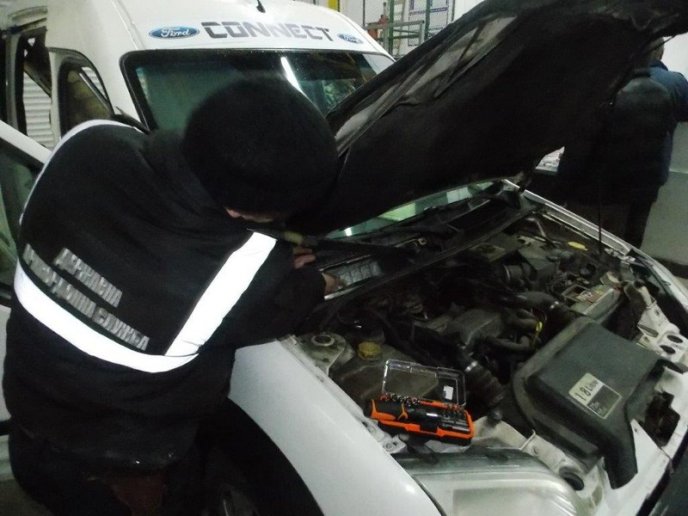 Чопські прикордонники зуміли виявити чергові контрабандні цигарки та папір для постерів – 04