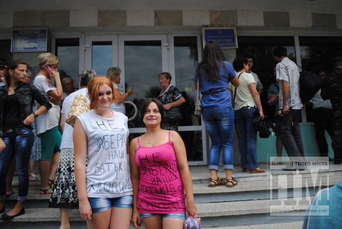 Сьогодні Мукачево мітингувало: сотні жінок перекрили дорогу та вимагали не забирати чоловіків у армію (ФОТО) – 30