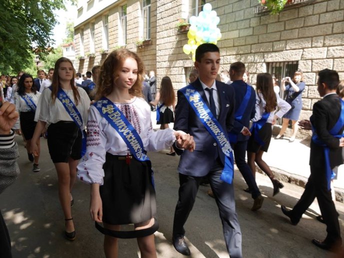 Як у лінгвістичній гімназії в Ужгороді останній дзвоник проходив – 08 Як у лінгвістичній гімназії в Ужгороді останній дзвоник проходив – 08
