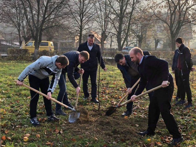 У Хустському районі розпочали акцію "Освітній сад – майбутнє України" – 01