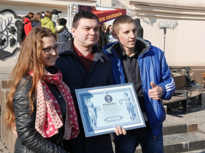 В Ужгороді зафіксували новий рекорд із наймасовіших обіймів в Україні – 18