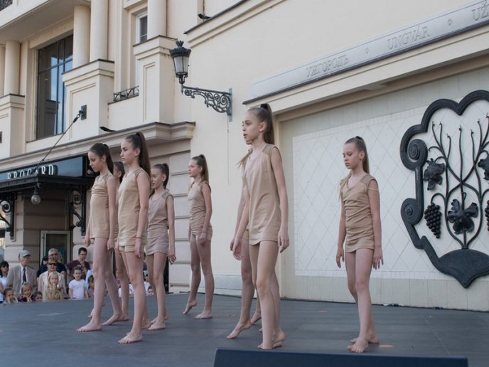 Як у центрі Ужгорода сьогодні танцювали – 01 Як у центрі Ужгорода сьогодні танцювали – 01