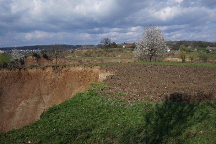 Гігантське провалля у Солотвині за три дні збільшилось практично вдвічі (ФОТО) – 01