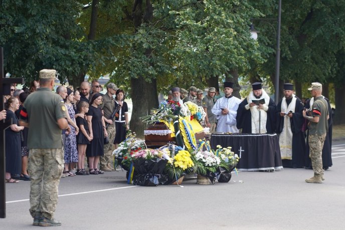 У захисника залишилися дружина та дві доньки: в області попрощалися з Героєм – 02