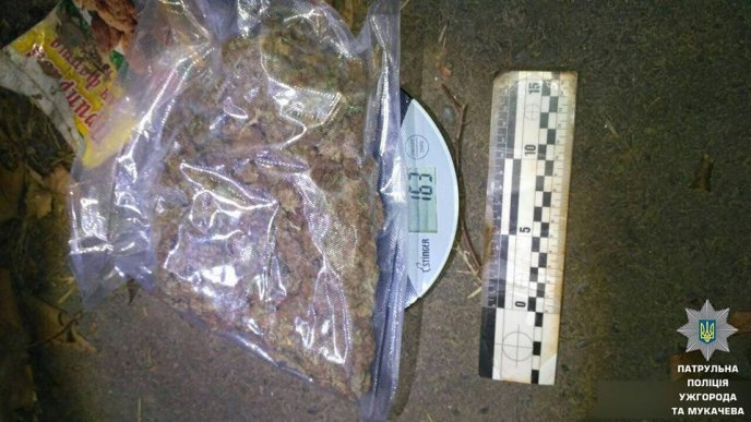В Ужгороді чоловік ховав від патрульних близько 170 грам "зеленого чаю" – 01