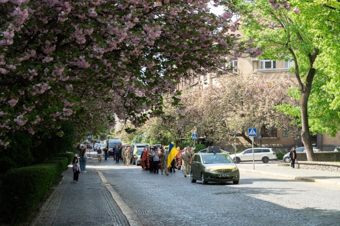 Ужгород попрощався з Героєм, який добровольцем пішов на війну – 03