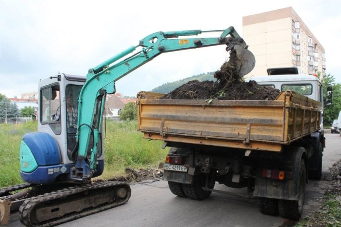 У Мукачеві на бульварі Гойди ремонтують проїзд – 05