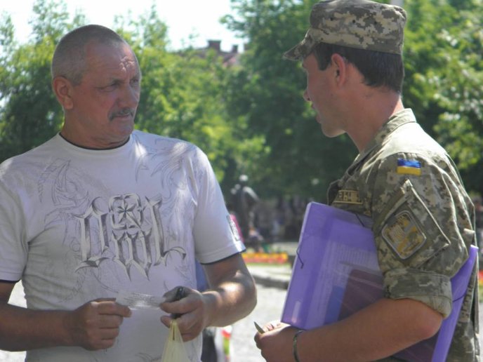 У центрі Мукачева військові 128-ої бригади розповідали про службу в Збройних Силах України – 07 У центрі Мукачева військові 128-ої бригади розповідали про службу в Збройних Силах України – 07