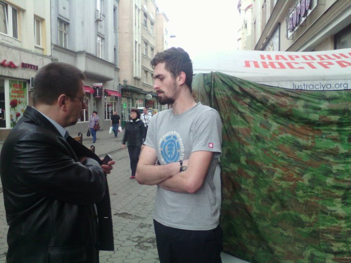 "Народні люстратори" поламали в центрі Ужгорода лавиці, а палатку "завалили" сміттям – 09