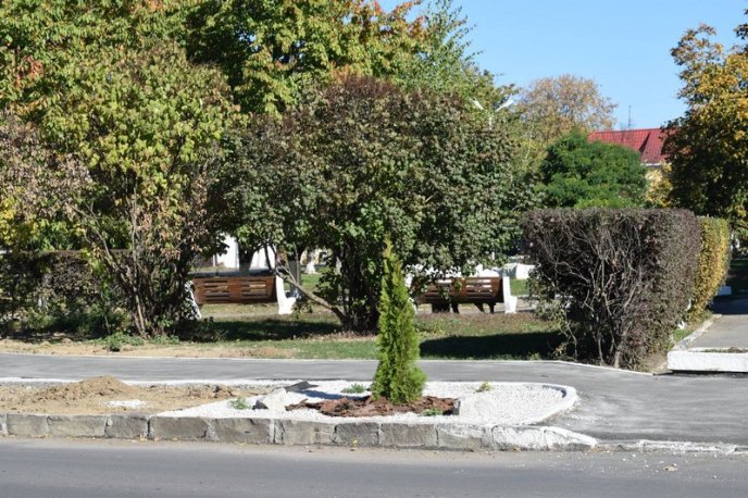 У Берегові завершують облаштування колової розв’язки – 03