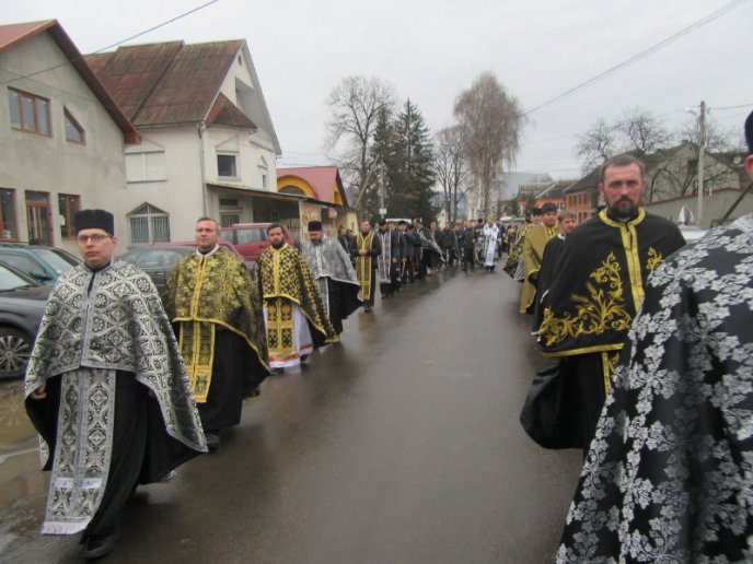 На Хустщині провели в останню путь священика, який загинув у ДТП під Житомиром – 10