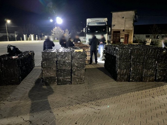 Через кордон спробували перевезти автоцистерну, заповнену цигарками – 04