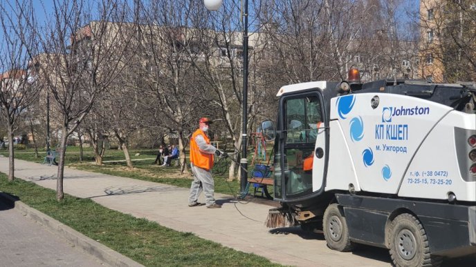 В Ужгороді продовжуть дезінфекцію громадських місць – 02