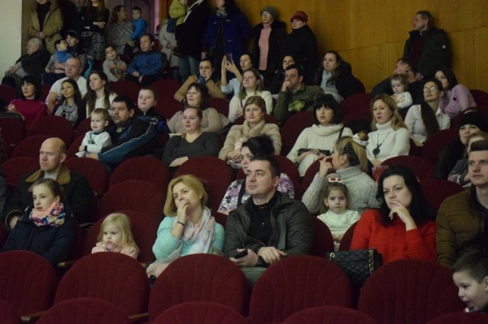 В Ужгороді влаштували святковий концерт для дітей – 09