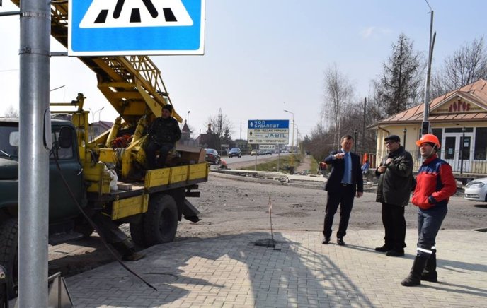 На одному з перехресть Ужгорода встановлюють світлофори – 05