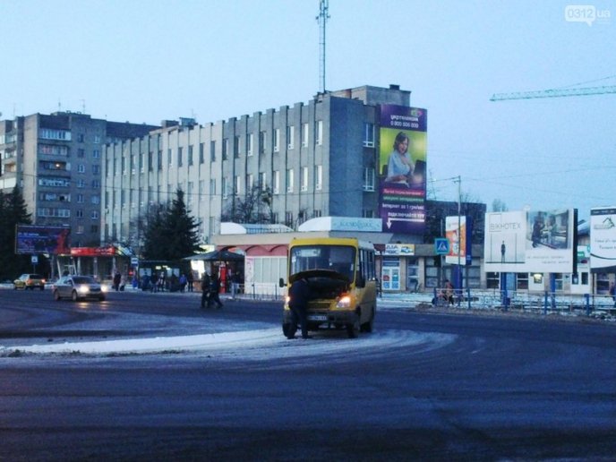 В Ужгороді аварійна маршрутка "заглохла" посеред дороги – 04