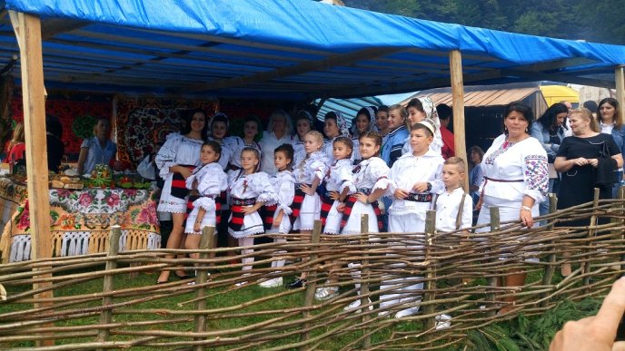 Як на фестивалі "Гуцульська бриндзя" гуляли та жартівливо білизну навиворіт одягали на "файну погоду" – 02 Як на фестивалі "Гуцульська бриндзя" гуляли та жартівливо білизну навиворіт одягали на "файну погоду" – 02
