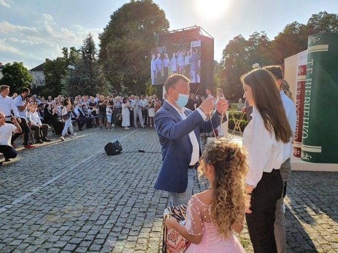 Закарпатським випускникам, які отримали на ЗНО 200 балів, вручили по 10 тисяч – 01