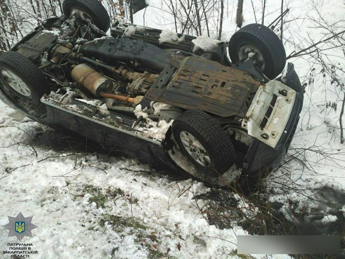 Патрульні показали фото ДТП, в якій перекинувся позашляховик – 02