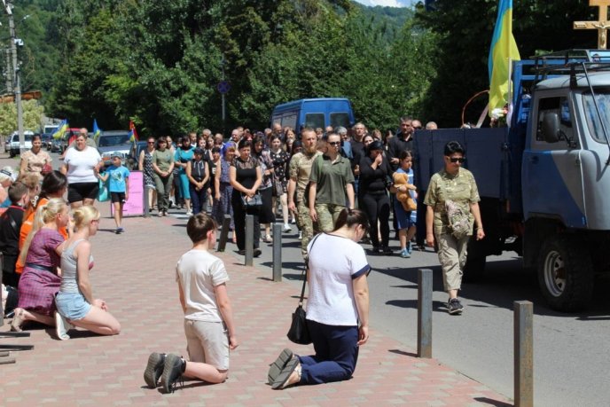 В області попрощалися із молодою захисницею, яка загинула на війні – 06