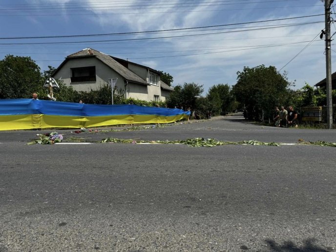 Стоячи на колінах, в одному з сіл Великолучківської громади проводжали 22-річного Героя – 02