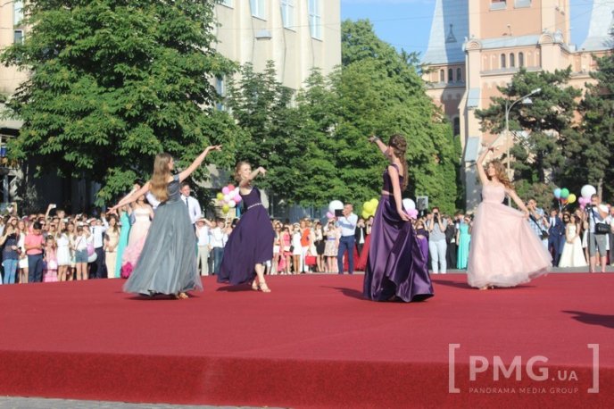 Свято випускників у Мукачеві: вальс, усмішки та селфі – 01 Свято випускників у Мукачеві: вальс, усмішки та селфі – 01