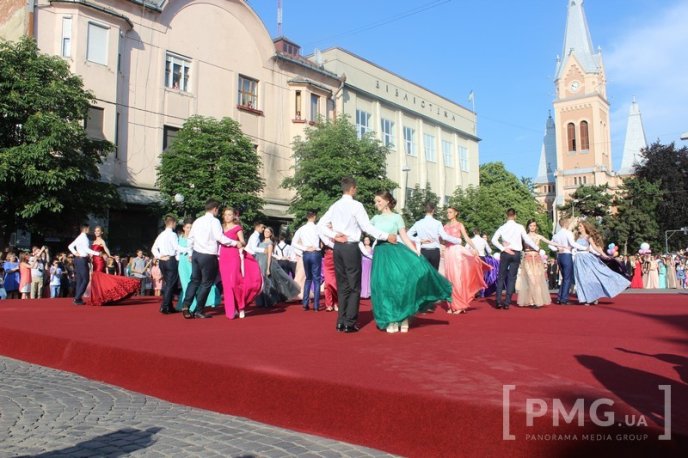 Свято випускників у Мукачеві: вальс, усмішки та селфі – 10 Свято випускників у Мукачеві: вальс, усмішки та селфі – 10