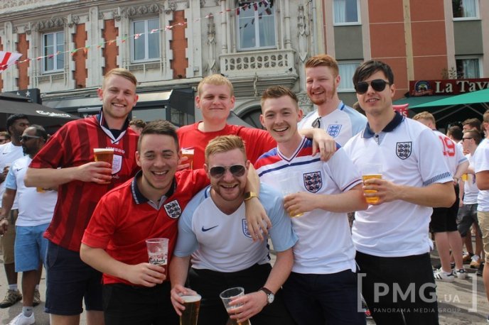 Словацькі та англійські фани розважаються у центрі французького Сент-Етьєна – 11