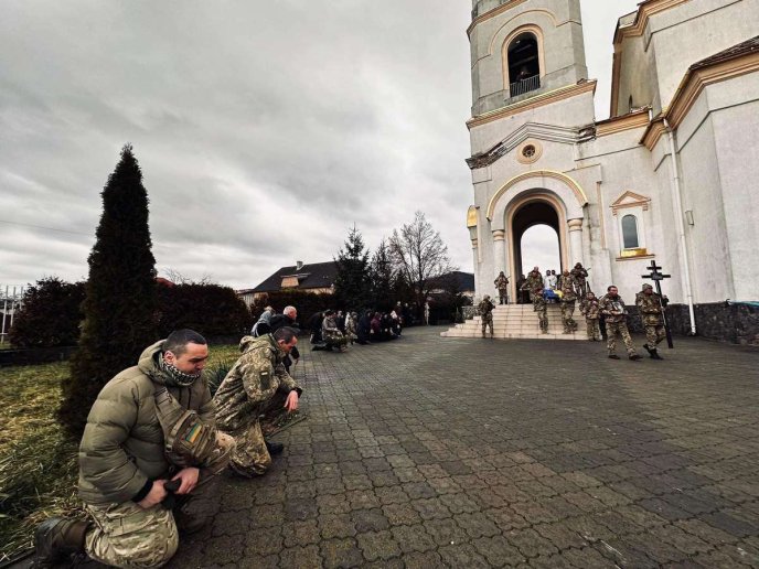 Був чудовим сином: на Закарпатті поховали 29-річного військового – 03 Був чудовим сином: на Закарпатті поховали 29-річного військового – 03
