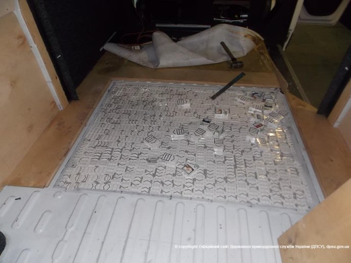 Митники вночі викрили велику партію контрабандних сигарет – 02