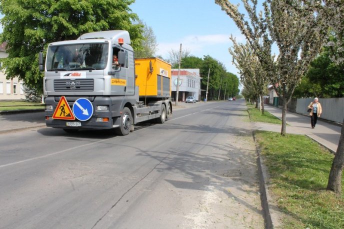 У Мукачеві похвалились новим методом ремонту доріг – 04 У Мукачеві похвалились новим методом ремонту доріг – 04