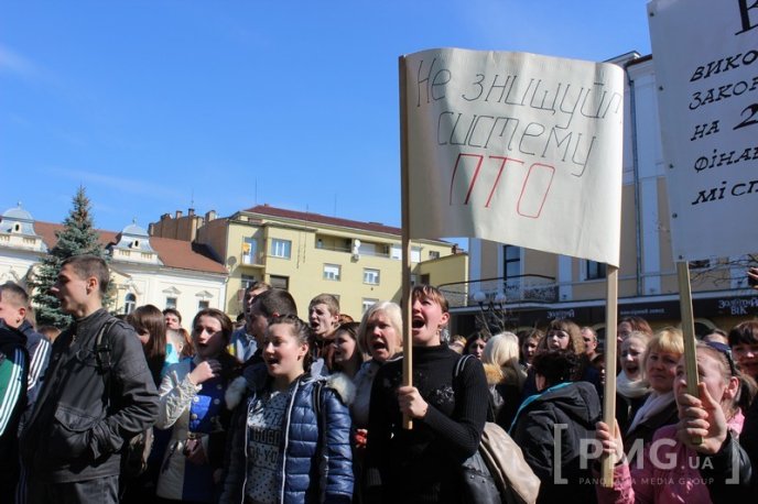 Протести у центрі Мукачева: сутички, заблокована ратуша та крики "Ганьба" в адрес мера – 15