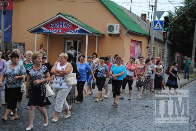 Сьогодні Мукачево мітингувало: сотні жінок перекрили дорогу та вимагали не забирати чоловіків у армію (ФОТО) – 35