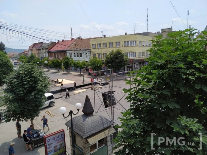 У центрі Мукачева триває підготовка до урочистого параду випускників – 02