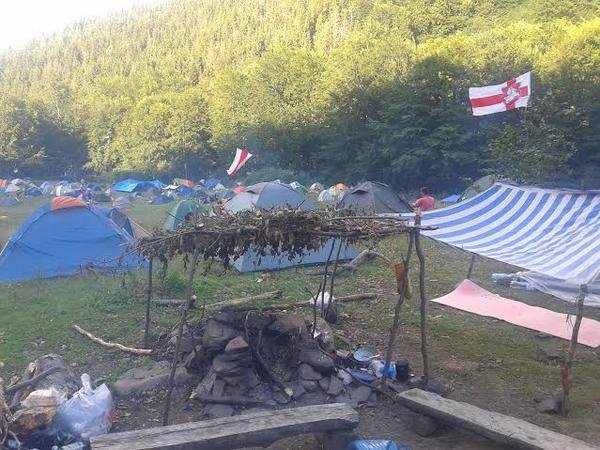 Без сцен та реклами: біля водоспаду Шипіт проходить рекордний з’їзд неформалів – 10