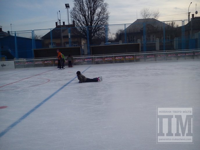 У Мукачеві льодова ковзанка прийняла перших відвідувачів (ФОТО, ВІДЕО) – 02