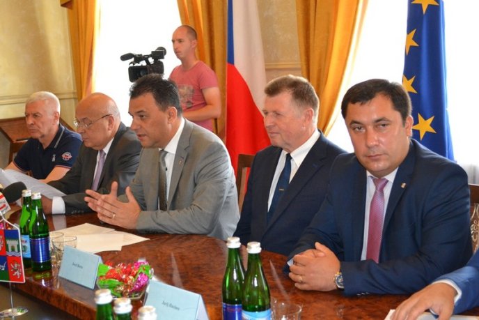 Закарпаття та Устецький край офіційно уклади договір про взаємну співпрацю – 03